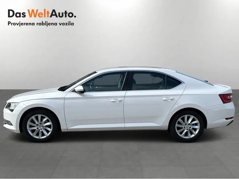 Škoda Superb 2019: fotografija 2