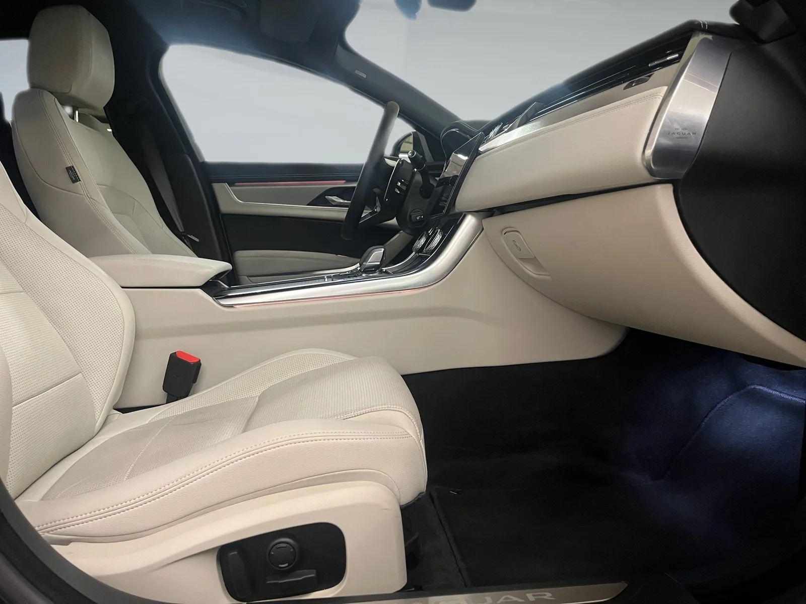 Jaguar XF 2023: fotografija 9