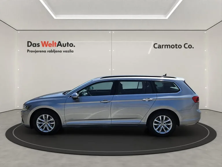 Volkswagen Passat Variant 2022: fotografija 2