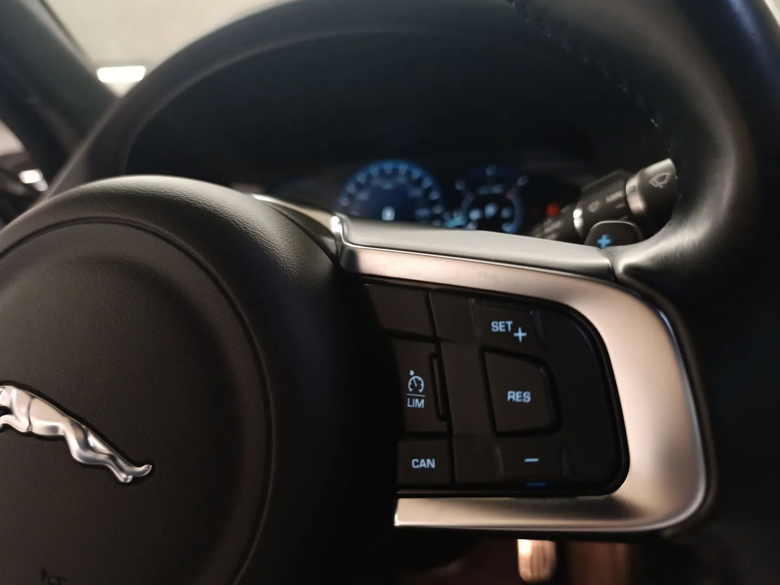 Jaguar XF 2021: fotografija 24